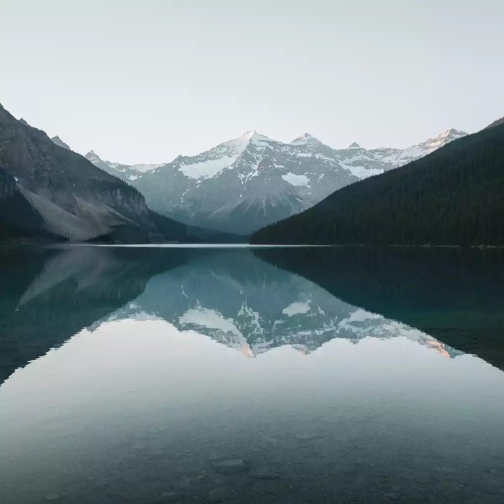 Two hands holding scales, one side with 'Lower Interest Rate' and the other with 'Reduced Closing Costs', representing the comparison between mortgage points and lender credits